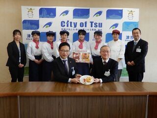 写真：三重短期大学と513ベーカリーがコラボ商品PR