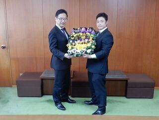 写真：有限会社亀井園芸からの花苗贈呈式