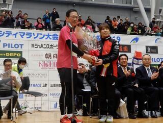 写真：第14回津シティマラソン大会サオリーナ杯2019　市長と吉田沙保里さん