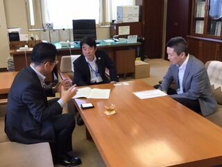 写真：文部科学省 平井明成文教施設企画部長、浅野敦行施設助成課長