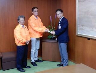 写真:津駅前ストリート倶楽部から津市緑化基金への寄附贈呈式