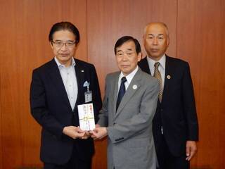 写真：三重県鮨業生活衛生同業組合津支部からの熊本地震への義援金贈呈式