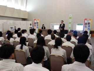 写真：高校生向け企業セミナー「企業LIVE津 2016」挨拶