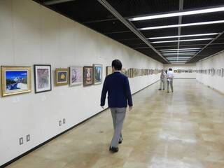 写真:市民文化祭美術部門「洋画展」 鑑賞