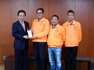 写真:津駅前ストリート倶楽部から津市緑化基金への寄附贈呈式