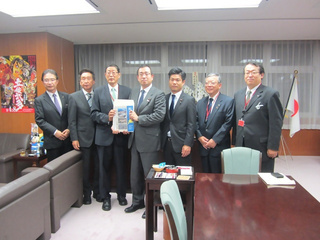 写真：国土交通省　津島淳国土交通大臣政務官