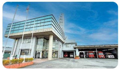 三重中央消防指令センターが設置された津市消防本部の外観写真