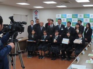 写真：榊原の地域振興を考える会による「榊原のお土産」PR集合写真