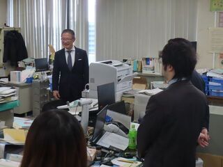 写真：選挙管理委員会事務局職員 激励