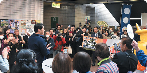 市本庁舎で津市民から歓迎を受ける佳久さん。