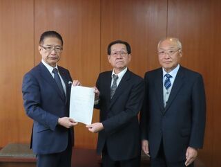 写真：市議会議員に係る議員報酬の額並びに市長及び副市長の給料の額に係る津市特別職報酬等審議会 答申