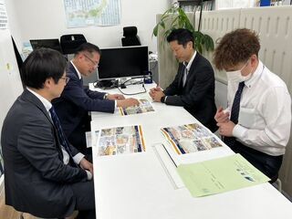 写真：道路局 小山健一企画課評価室長、青木崇光企画課評価室企画専門官