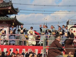 写真：津観音節分会 福豆まき