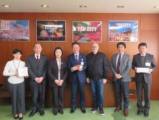 写真：井村屋フードサービス株式会社 中島伸子代表取締役社長、北角収専務取締役、高木伸哉部長、Savary Ludovicシェフパティシエ 来訪