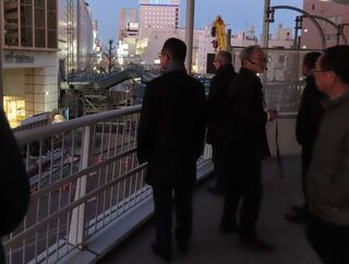 写真：三重県市長会 行政視察 〃ニワミチよっかいち〃中央通り再編事業現地視察