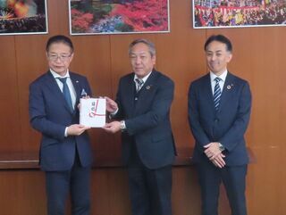 写真：一般財団法人近畿健康管理センターからの緑化基金への寄附贈呈式