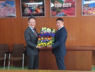 写真：有限会社亀井園芸からの花苗寄附贈呈式