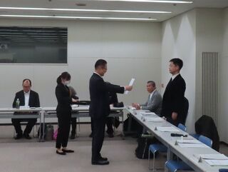 写真：環境審議会委員委嘱式 委嘱状交付