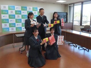 写真：津商業高等学校と地元企業の連携事業「津商☆おやへいプロジェクト！！　～三重の想いを日本全国へ、そして世界へ～」報告会