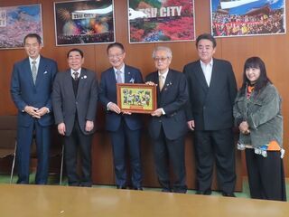 写真:三重県津市ベトナム研修視察団 山口久彦団長、岩田良幸副団長ほか