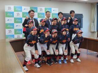 写真:第19回春季全日本小学生男子ソフトボール大会 出場選手来訪