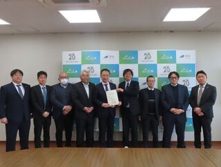 写真:三重県印刷工業組合津支部 黒川肇支部長ほか