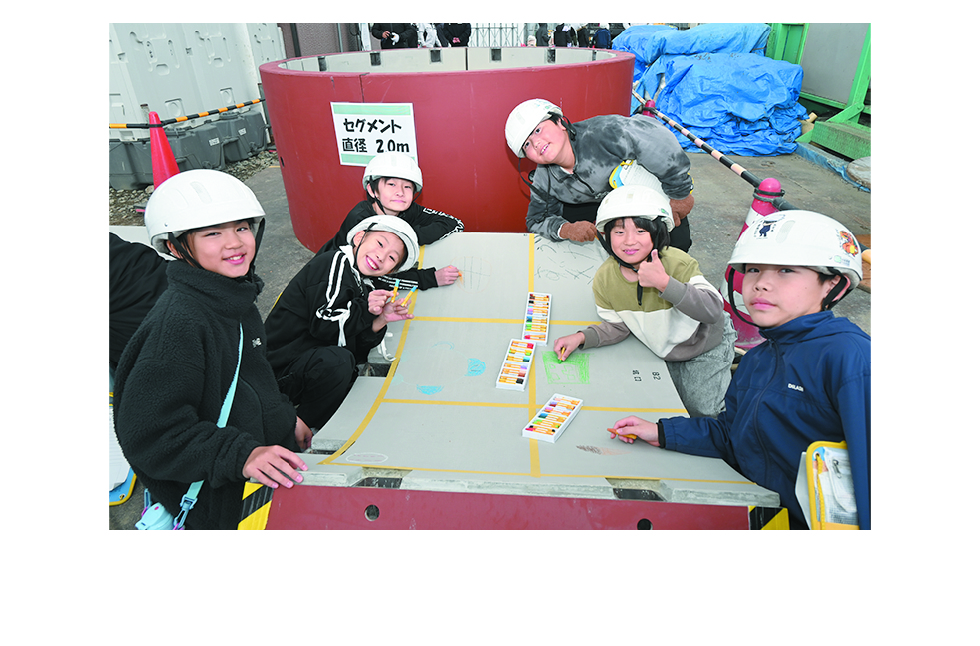 修成小学校児童の社会見学の写真