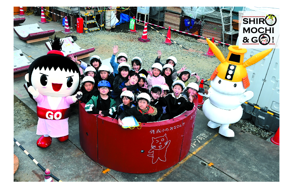 雨水管の中に入って集合写真