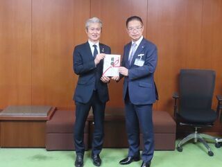 写真：株式会社ウエストエネルギーソリューションからの寄付金贈呈式