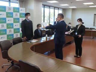 写真：津市自転車等駐車対策協議会委員 委嘱状交付式 委嘱状交付