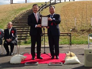 写真：公園にさくら・笑顔が咲く植樹祭inHOWAパーク 苗木贈呈