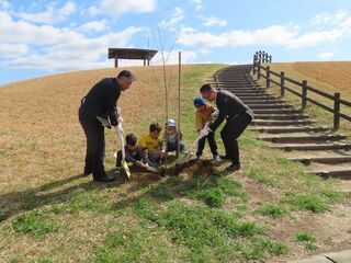 写真：公園にさくら・笑顔が咲く植樹祭inHOWAパーク 記念植樹
