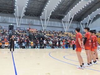写真：2025-26 V.LEAGUE MEN 西地区 ヴィアティン三重VS 大同特殊鋼知多レッドスター戦 挨拶