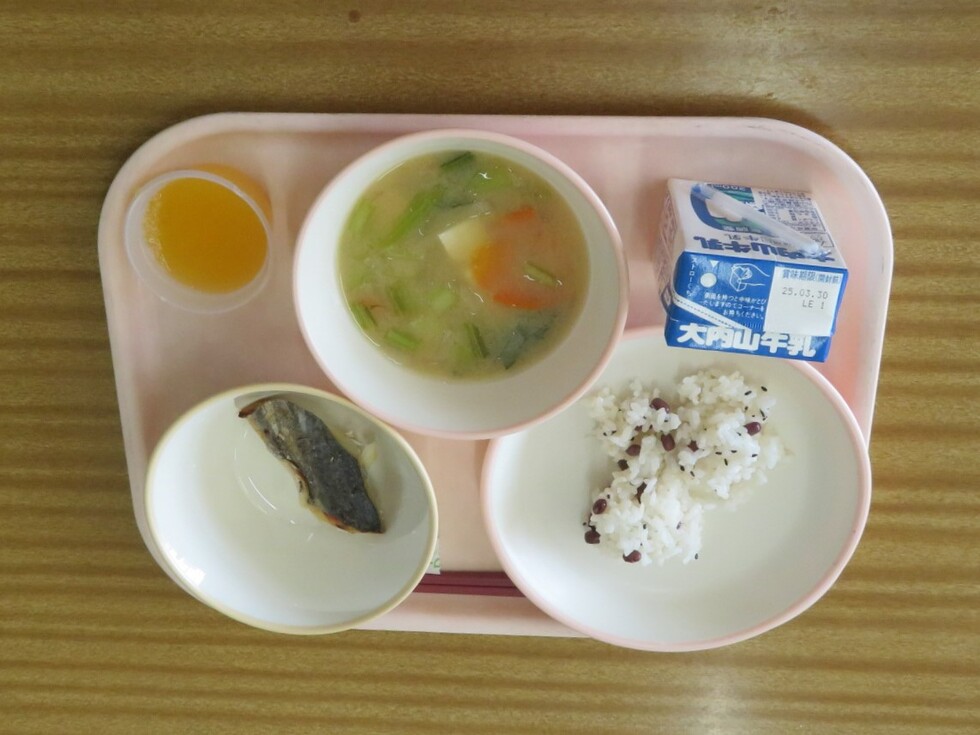 給食用食器の画像