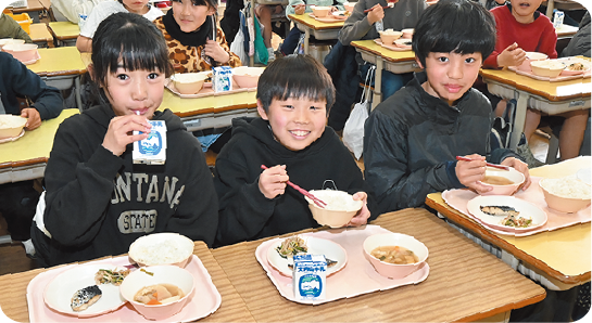 給食を食べる児童