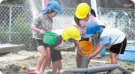 幼稚園児が砂遊びする様子