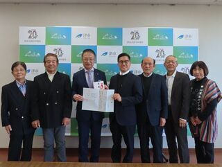 写真:津城復元の会 チャリティーイベント収益金等 寄附贈呈式