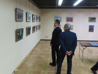 写真:パナソニック電工松寿会 第15回パソコン創作絵画展 鑑賞