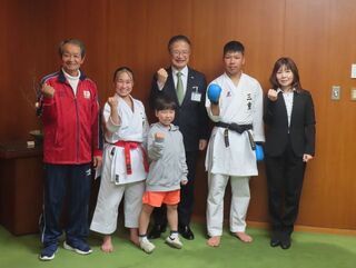 写真:第5回全日本少年少女空手道選抜大会優勝選手及び第20回全国中学生空手道選抜大会出場選手来訪