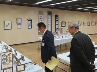 写真:第35回NTT-OB・OG作品展(津地区)鑑賞