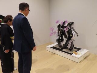 写真:「春・花の宴」池坊津支部 いけばな池坊展 鑑賞