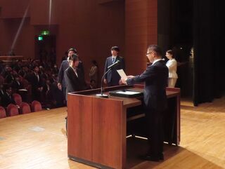 写真：新規採用職員辞令交付式