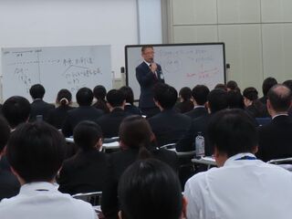 写真：令和8年度新規採用職員研修講和