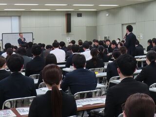 写真：令和8年度新規採用職員研修講和　質疑応答