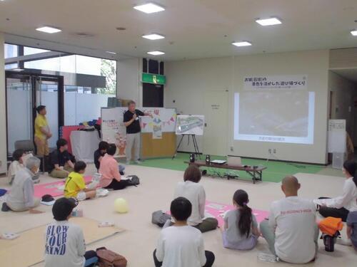 写真：生涯学習課の職員が説明する様子