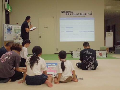 写真:第10回会議 建設整備課職員が説明する様子
