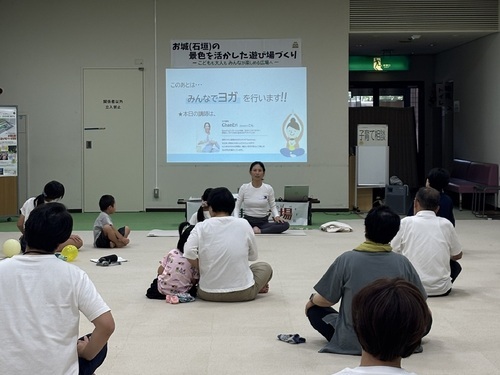 写真:ヨガ 講師よりヨガについて説明する様子