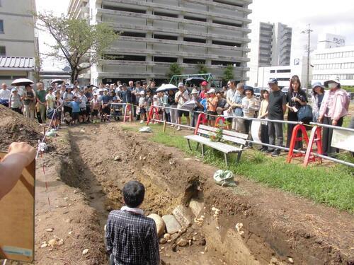 写真:第11回会議 犬走り見学の様子