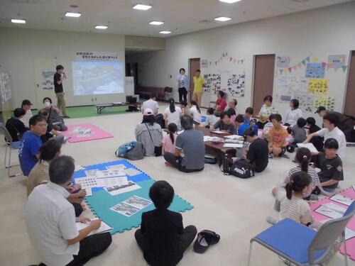 写真:建設整備課の説明を聞いている様子
