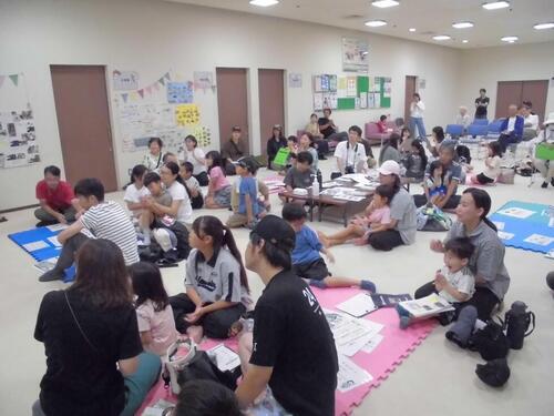 写真:結果を聞いて拍手をする参加者の様子